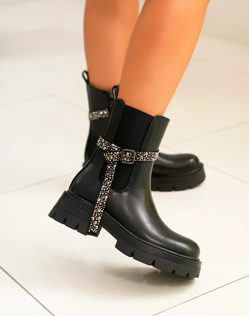 Bottines femme noires avec lanière strassée argentée et semelle crantée