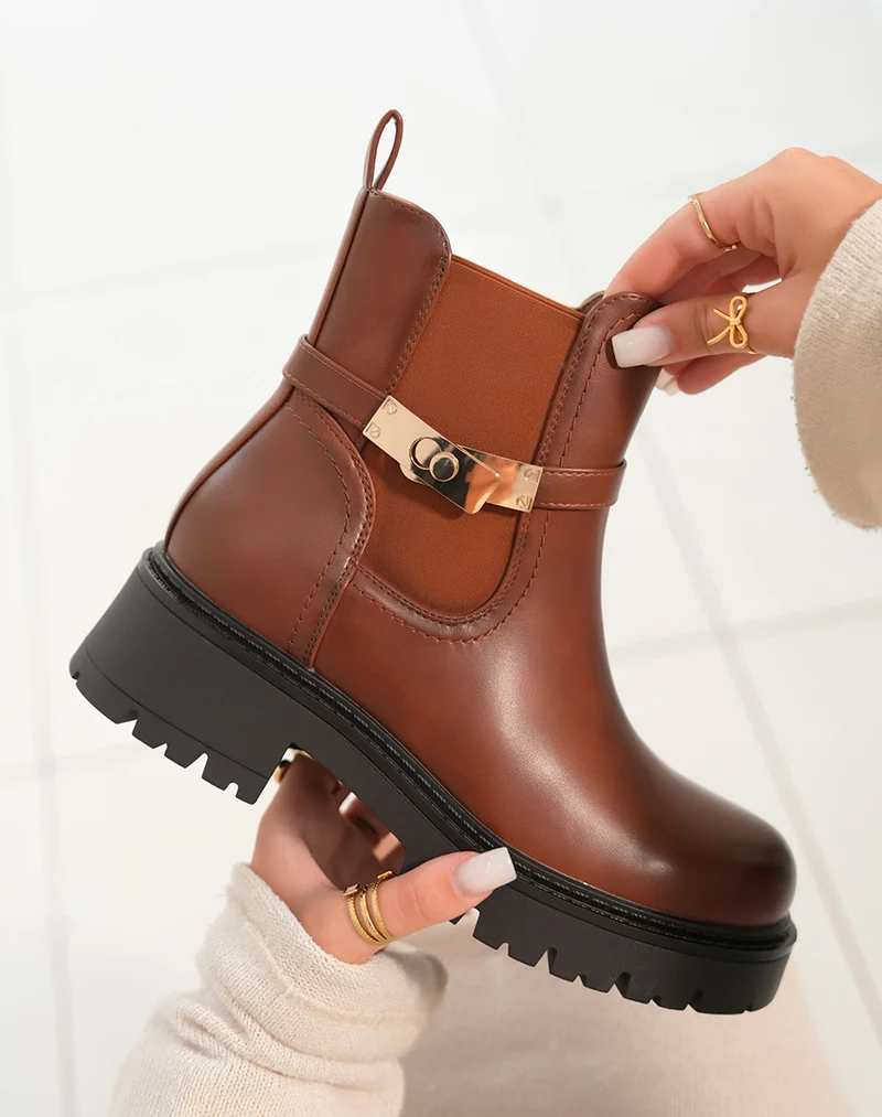Bottines femme camel avec sangle dorée et semelle crantée