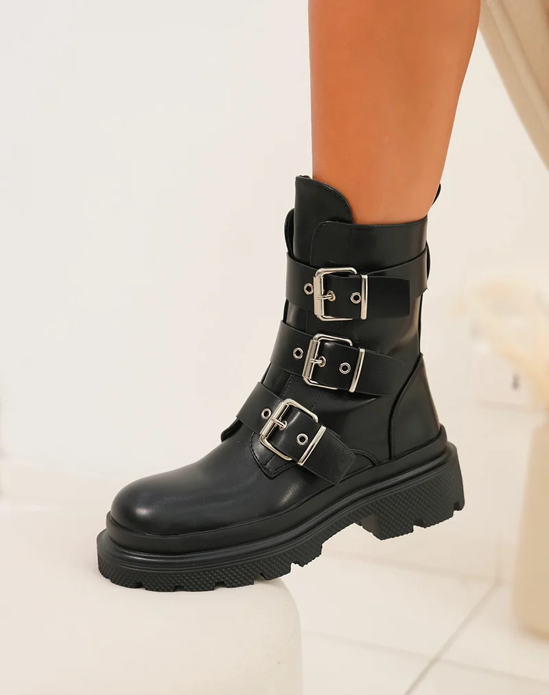 Bottines femme noires à sangles épaisses avec détails argentés semelle crantée
