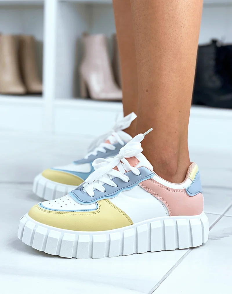Baskets blanches à empiècements bleus jaunes et roses et grosse semelle