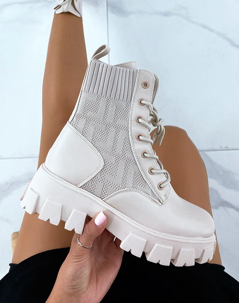 Bottines beiges lacées effet chaussette à imprimés aztèques et semelle crantée