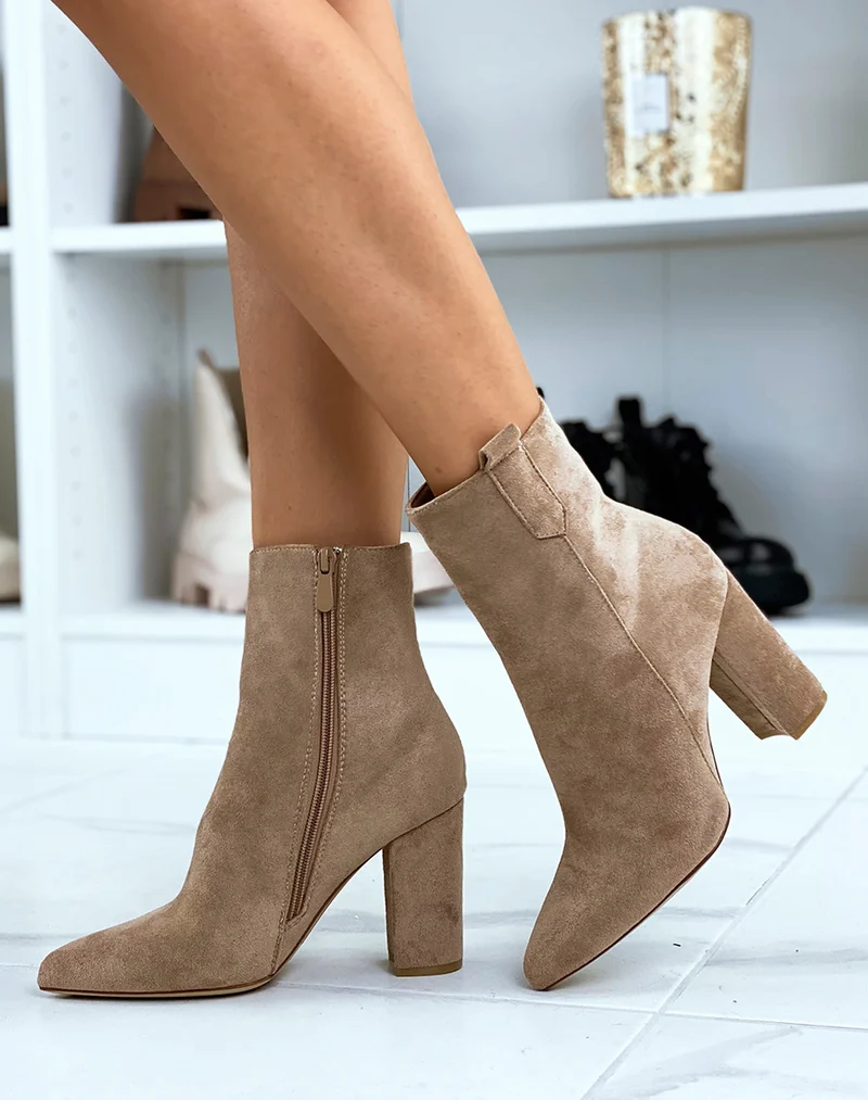 Bottines marrons en suédine à talon et bout pointu