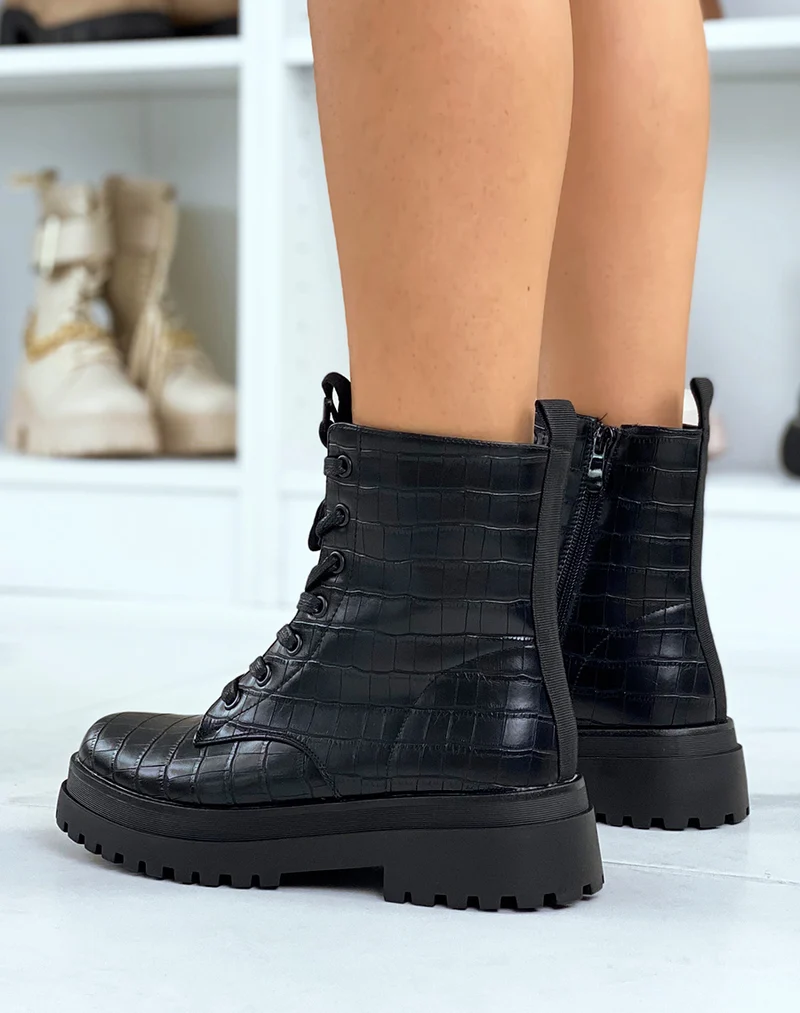 Bottines noires quadrillée effet croco montantes à lacets