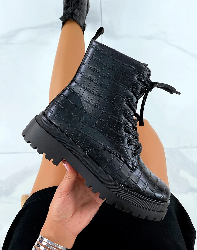 Bottines noires quadrillée effet croco montantes à lacets