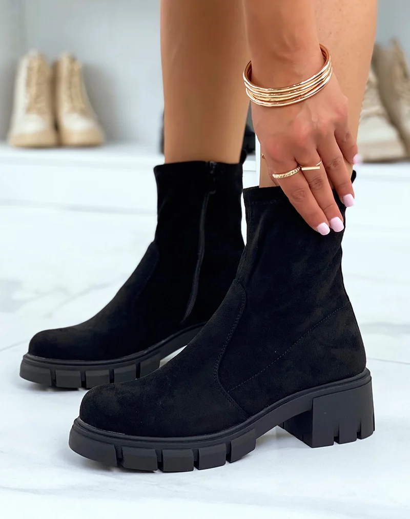 Bottines noires souples en suédine à talon cranté