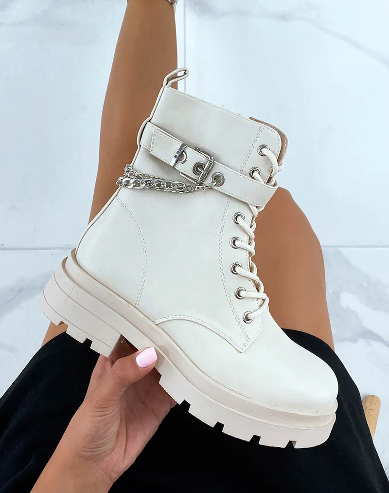 Bottines beiges à chaîne argentée