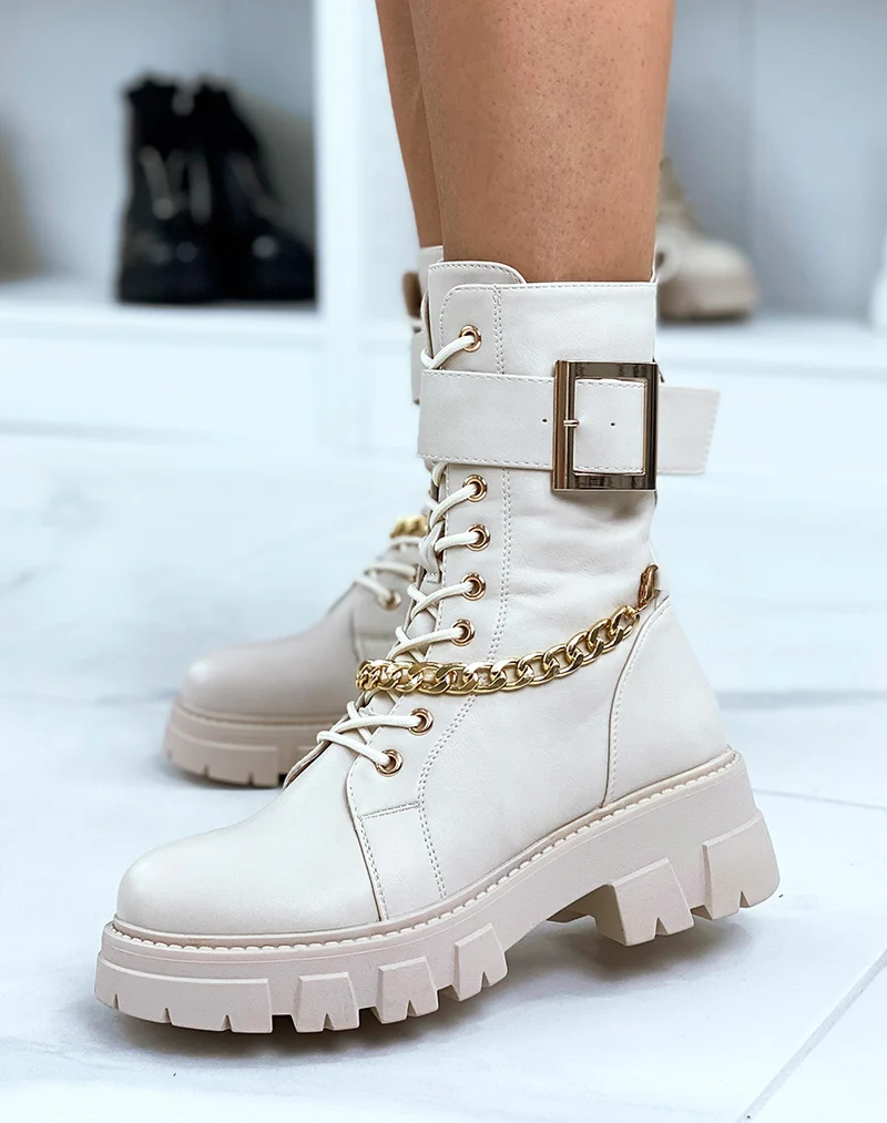 Bottines beiges montantes à chaîne et lanière dorée