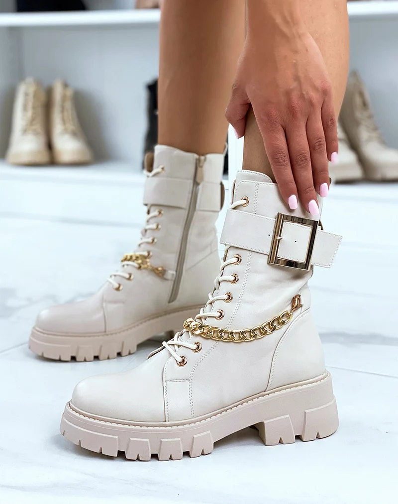 Bottines beiges montantes à chaîne et lanière dorée