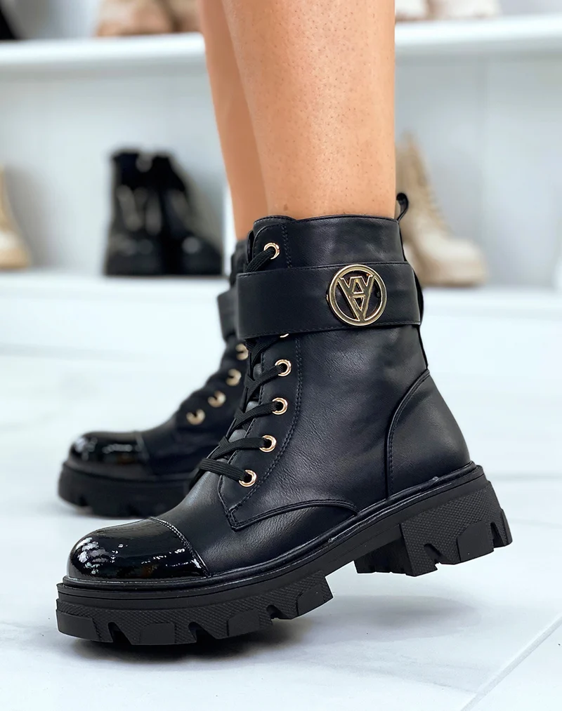 Bottines noires à bijou doré et bout verni