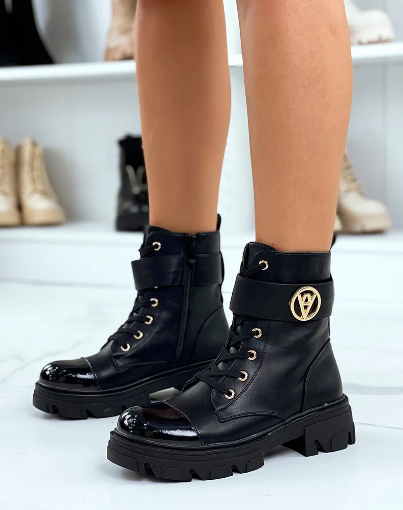 Bottines noires à bijou doré et bout verni