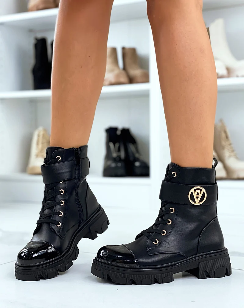 Bottines noires à bijou doré et bout verni