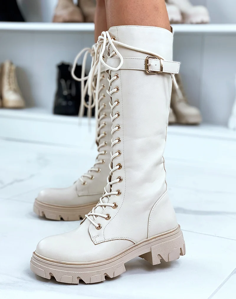 Bottes beiges lacées à lanière et semelle crantée