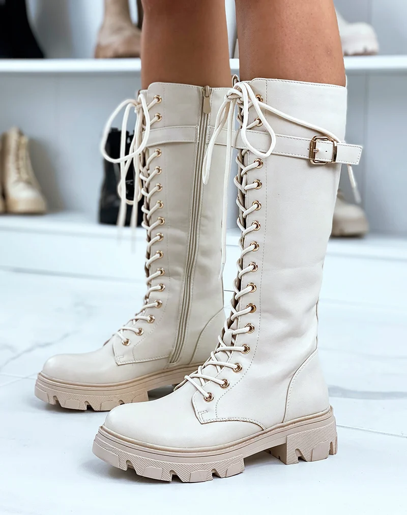 Bottes beiges lacées à lanière et semelle crantée