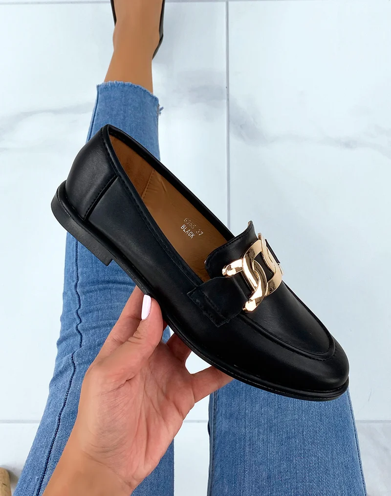Mocassins noirs plats à chaîne dorée