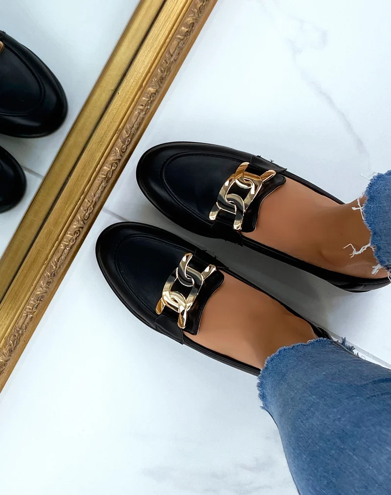 Mocassins noirs plats à chaîne dorée