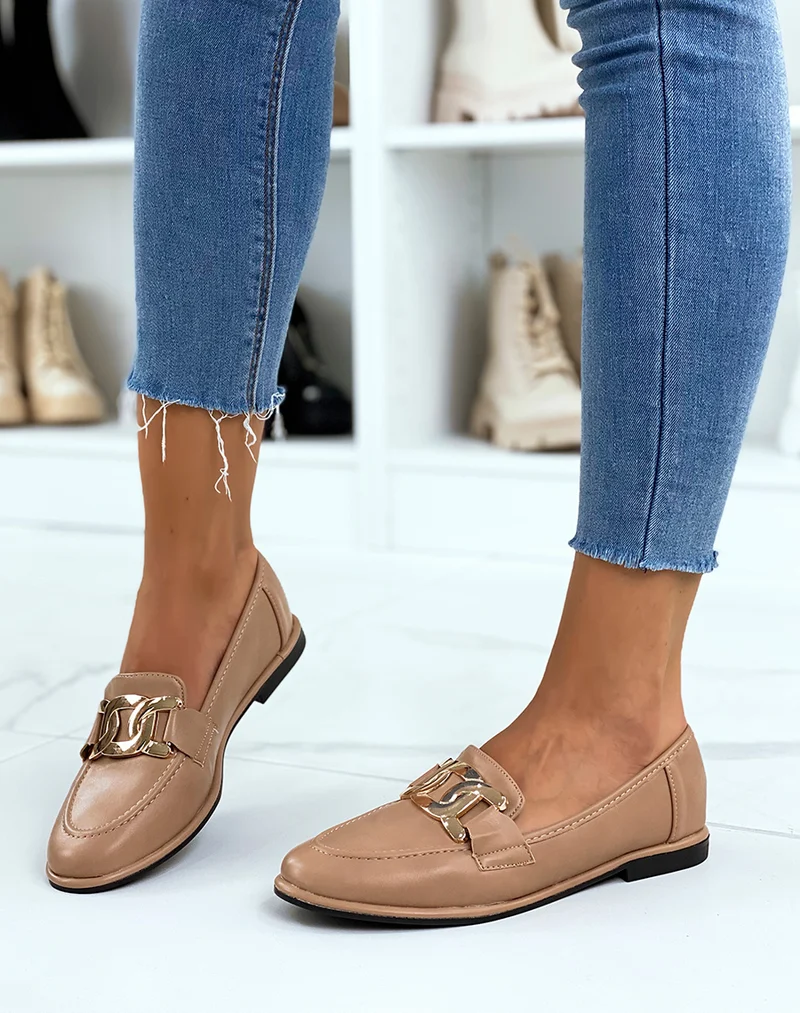 Mocassins beige foncé plats à chaîne dorée
