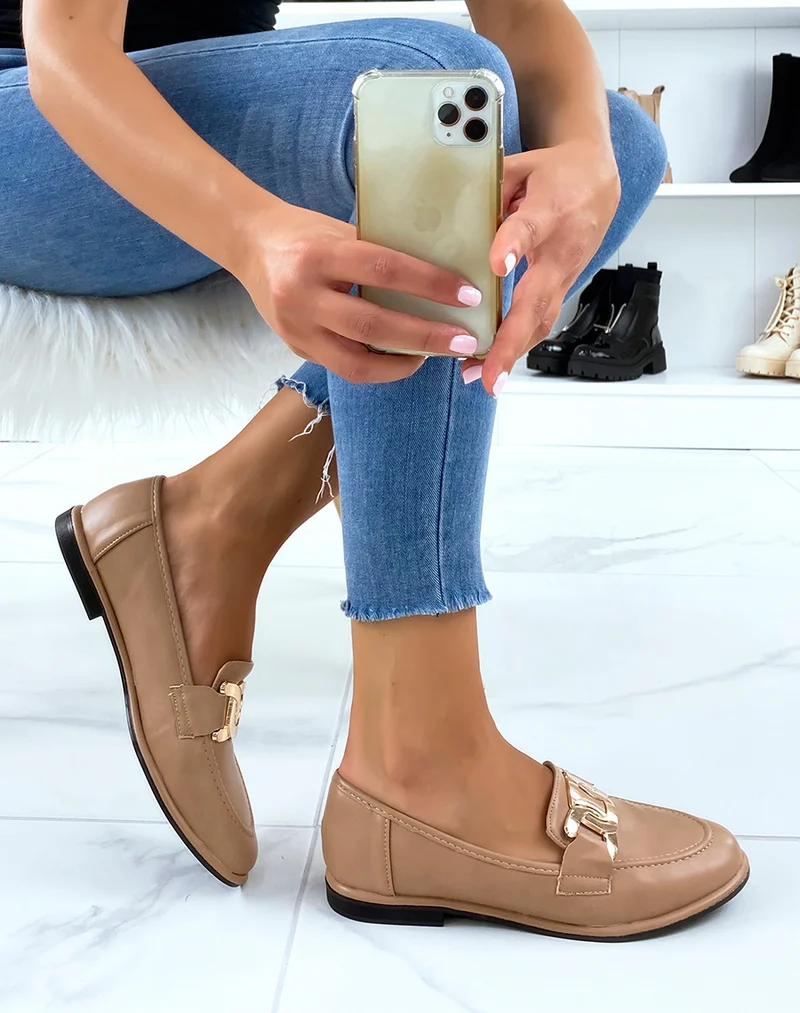 Mocassins beige foncé plats à chaîne dorée