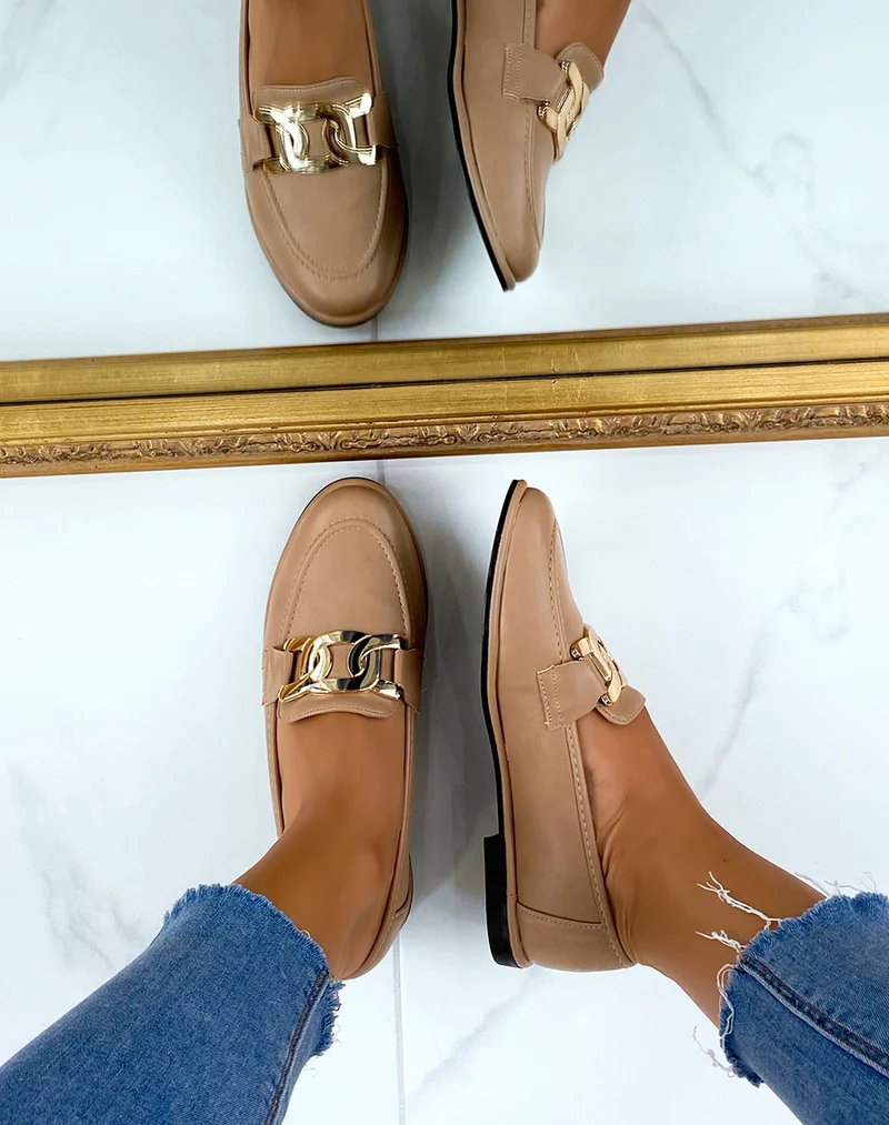 Mocassins beige foncé plats à chaîne dorée