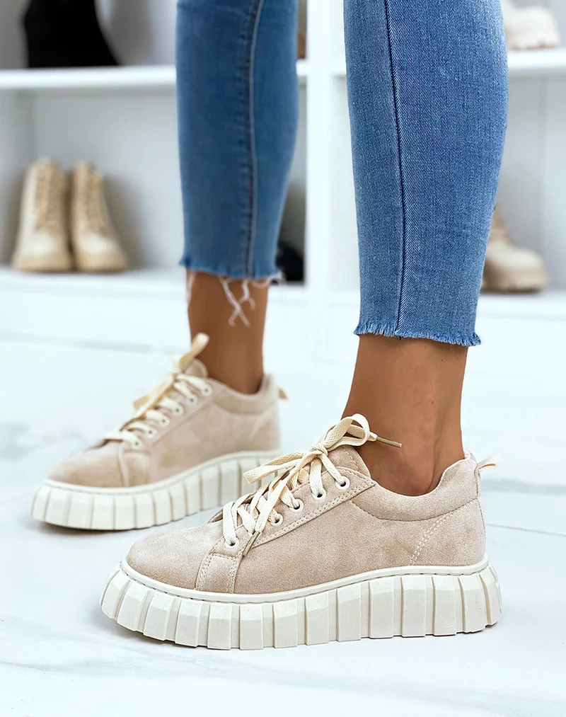 Baskets en suédine beige à lacets et semelle beige