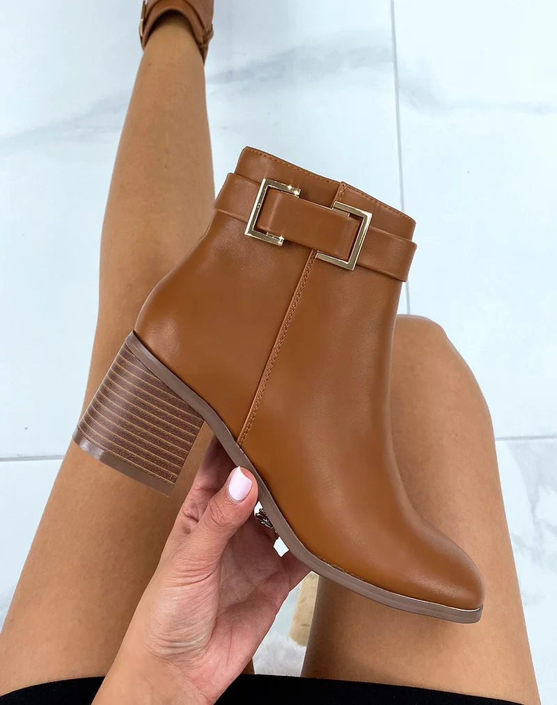 Bottines camel à talon et boucle carrée décorative