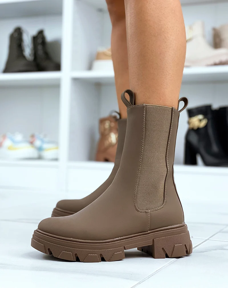 Bottines marron foncé montantes style chelsea à semelle crantée