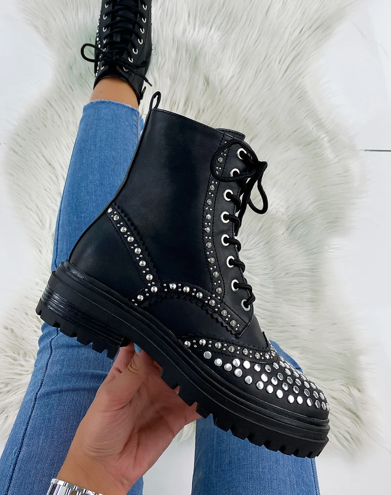 Bottines noires ornées de multiples clous