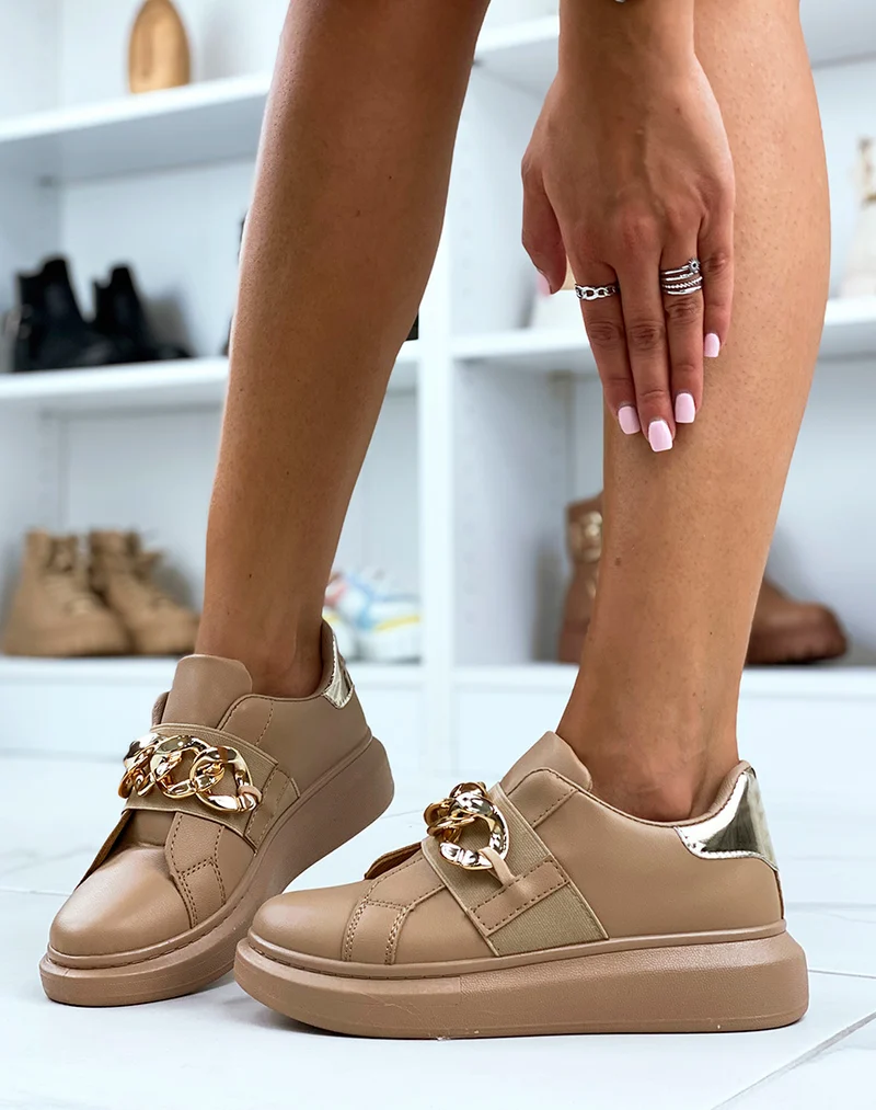 Baskets taupe ornées d’une chaîne dorée