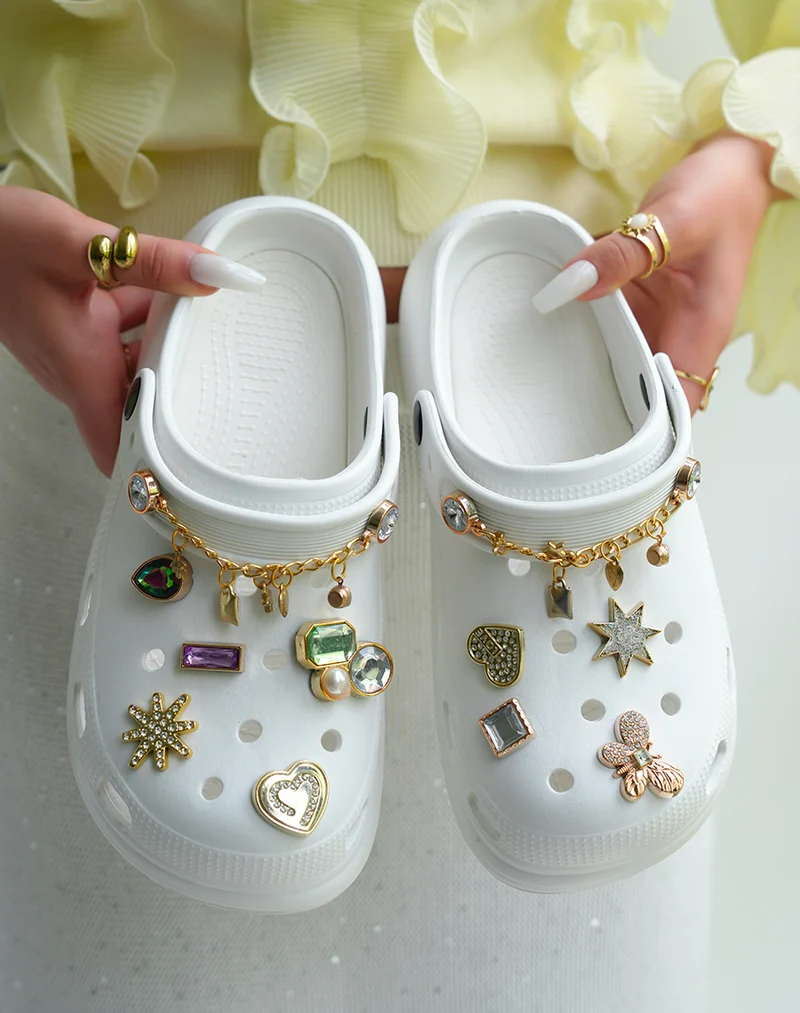Sabots femme blancs à détails bijoux tendance et plateforme épaisse