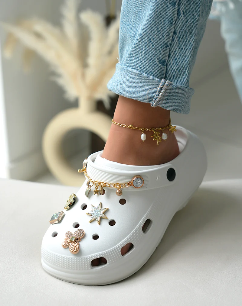 Sabots femme blancs à détails bijoux tendance et plateforme épaisse