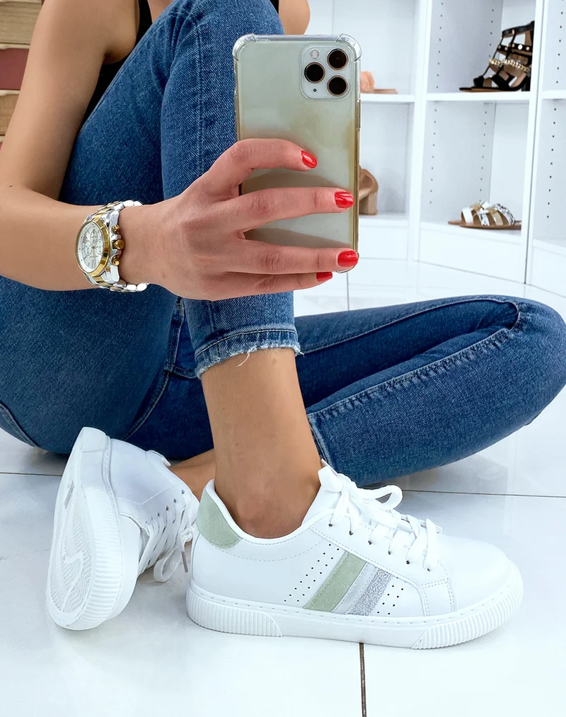 Baskets blanches à triples empiècements verts et argentés