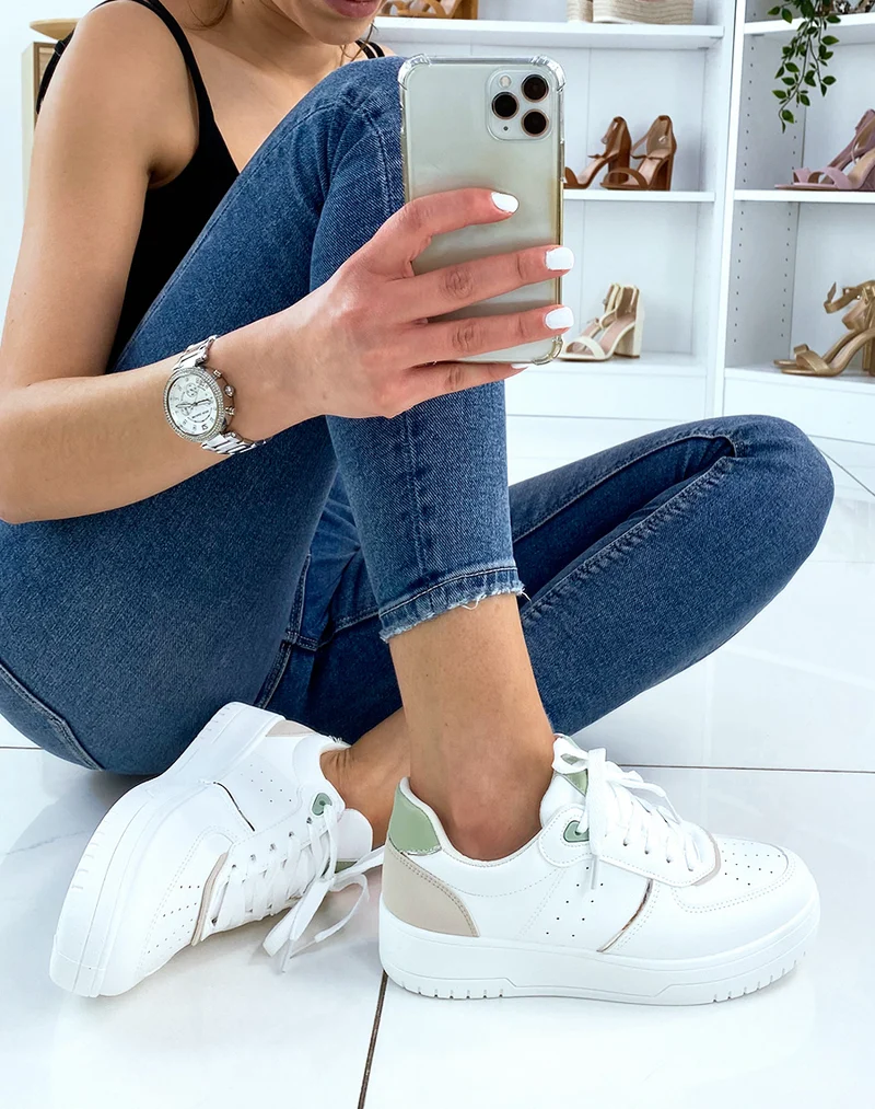 Basket blanche et beige à détails verts