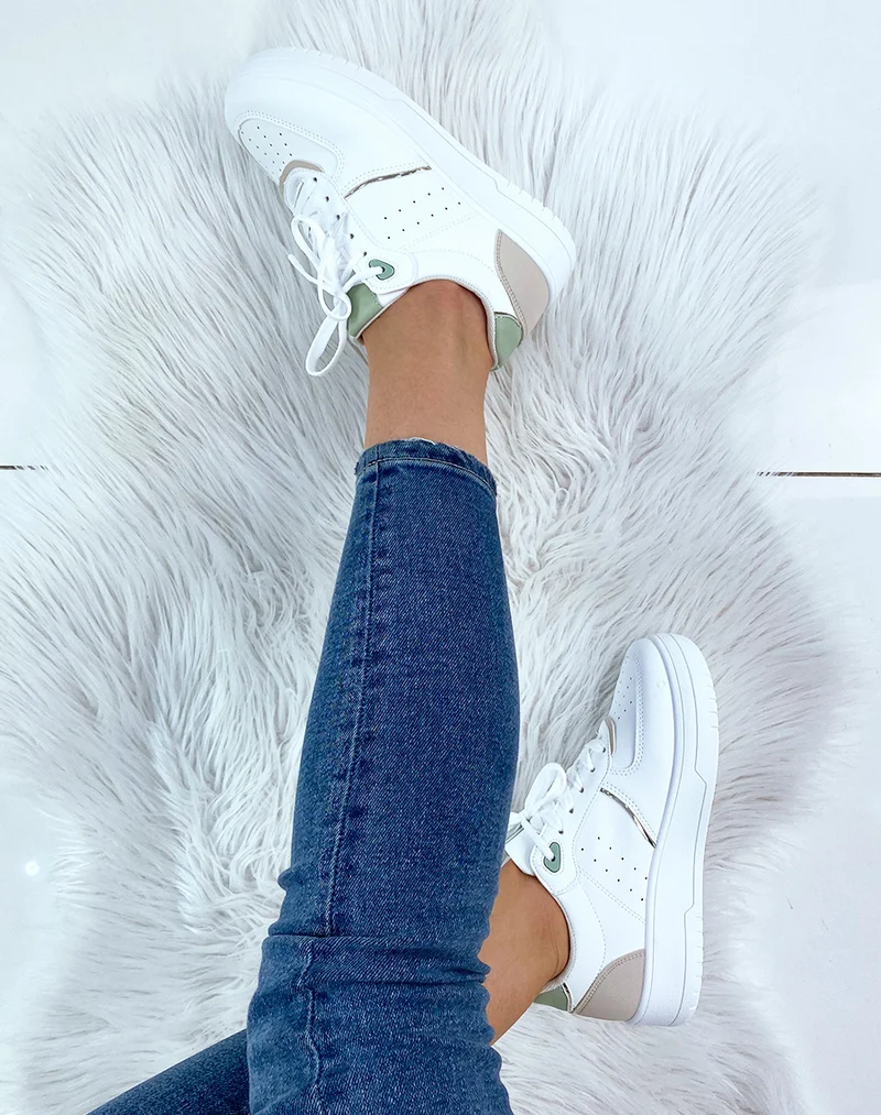 Basket blanche et beige à détails verts
