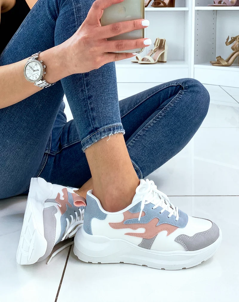Basket blanche à empiècements flammes bleus