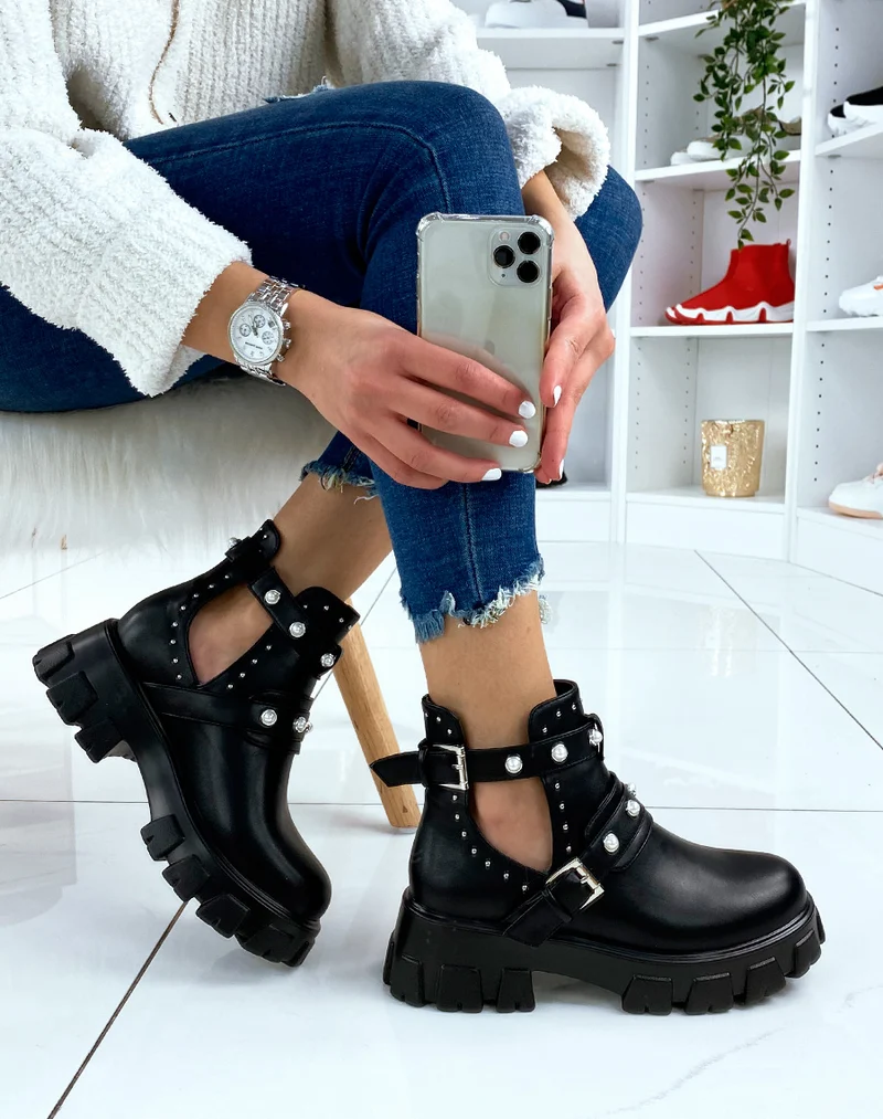 Bottines noires ouvertes à lanières perlées