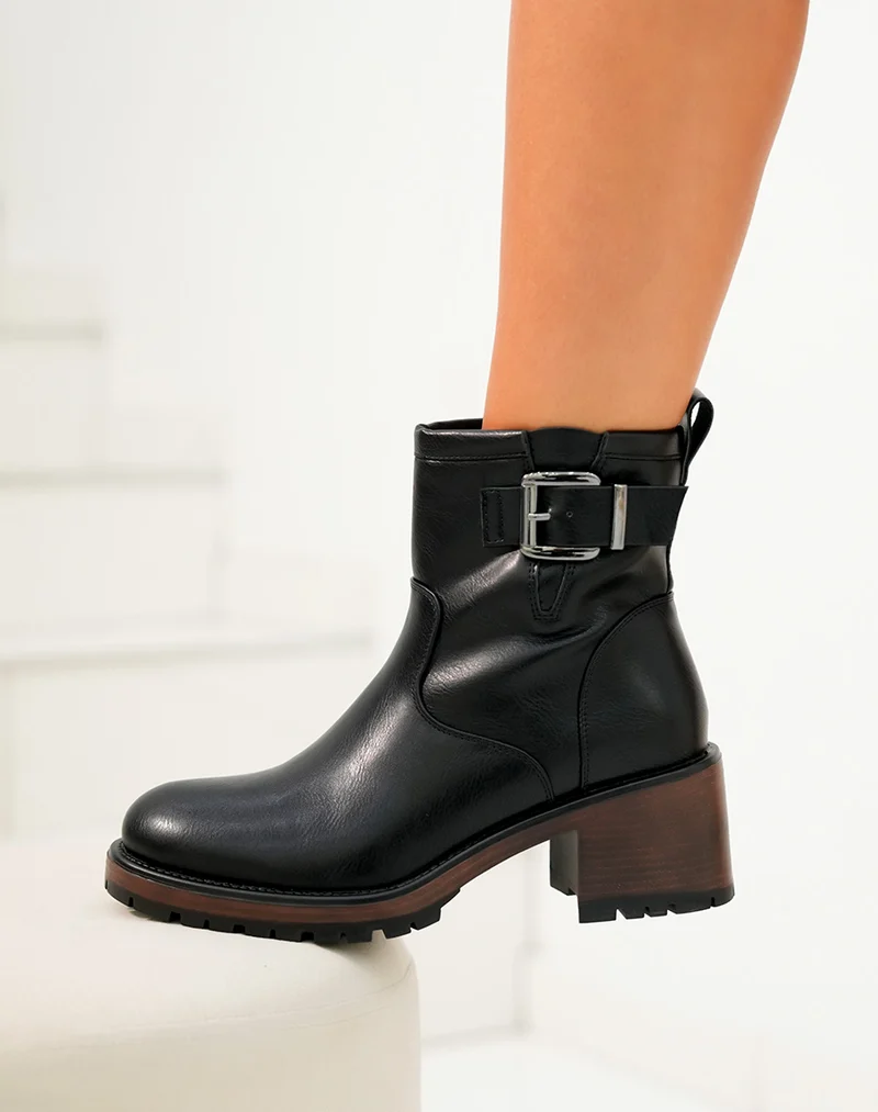 Bottines femme noires avec semelle crantée marron et lanière argentée