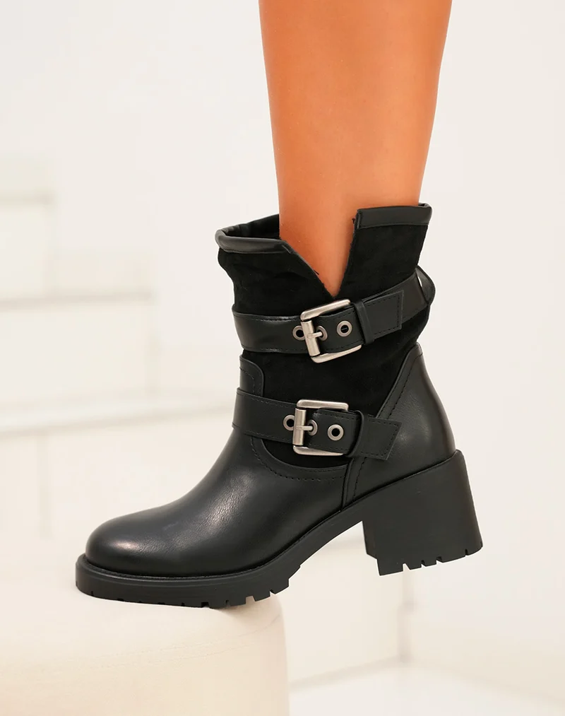 Bottines femme noires avec sangles et détails argentés semelle crantée