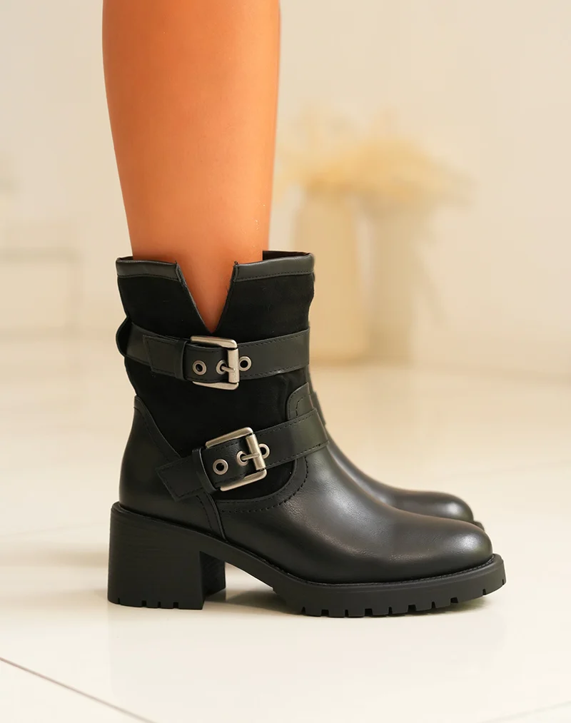 Bottines femme noires avec sangles et détails argentés semelle crantée