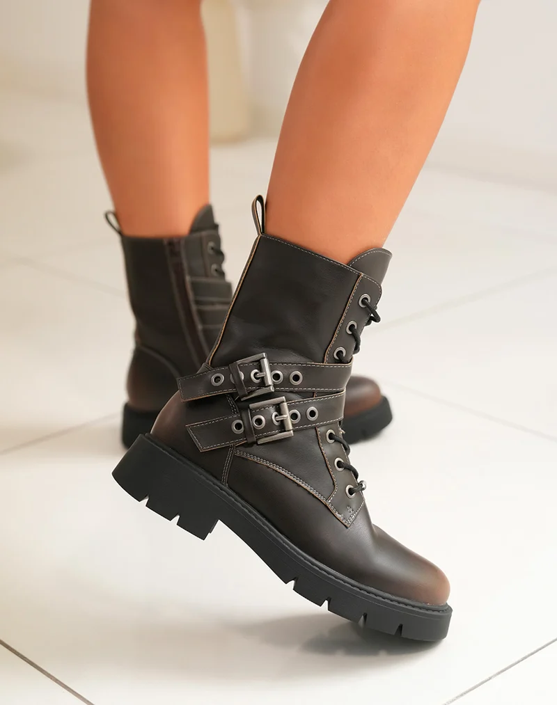 Bottines femme marron à lacets avec sangles argentées et semelle crantée