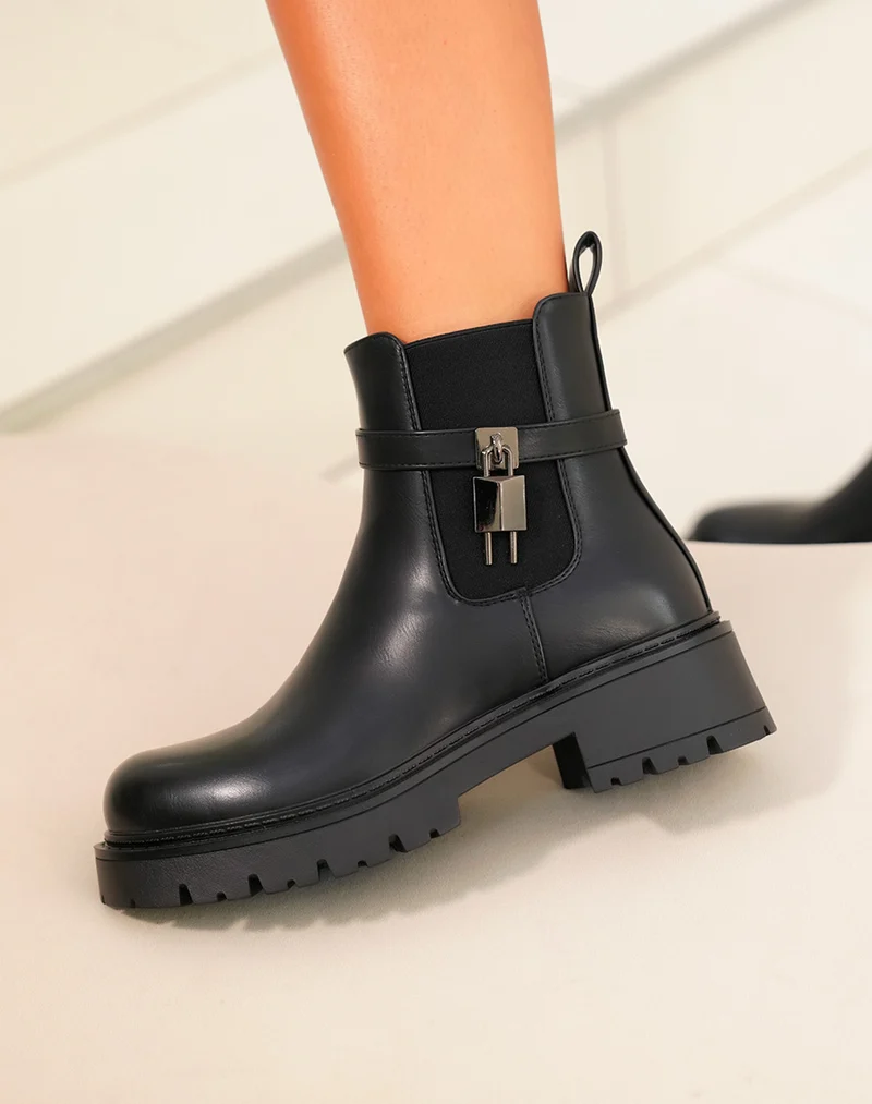 Bottines femme noires à lanière avec cadenas et semelle crantée