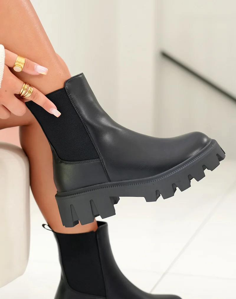 Bottines Montantes Noires Avec Large Élastique