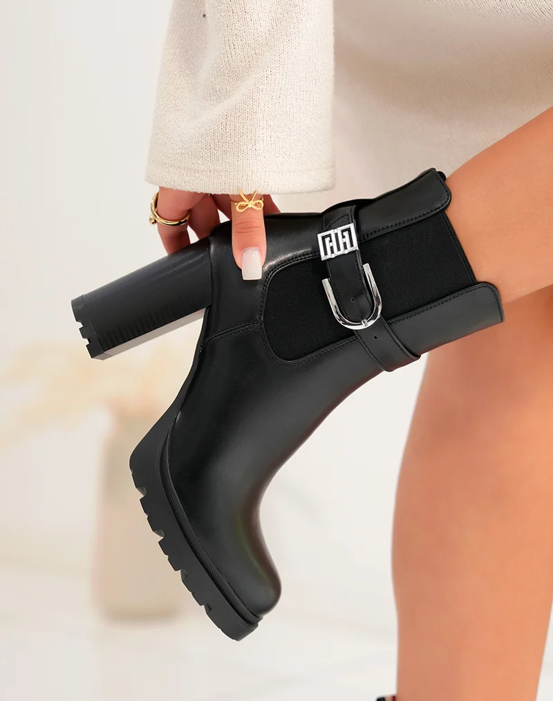 Bottines noires à talon à boucle argenté