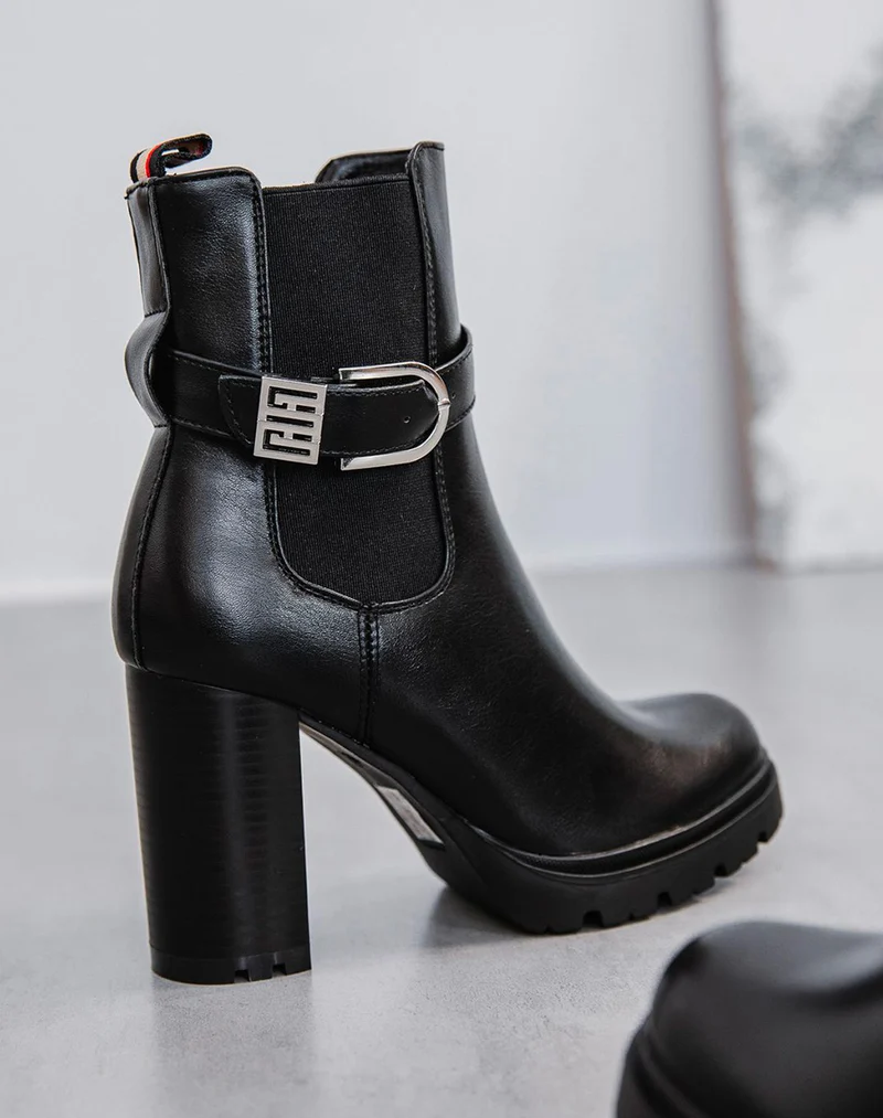 Bottines noires à talon à boucle argenté