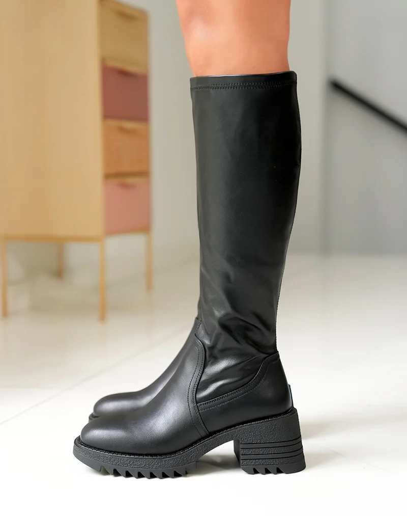 Bottes noires à bout carré et talon épais à semelle crantée