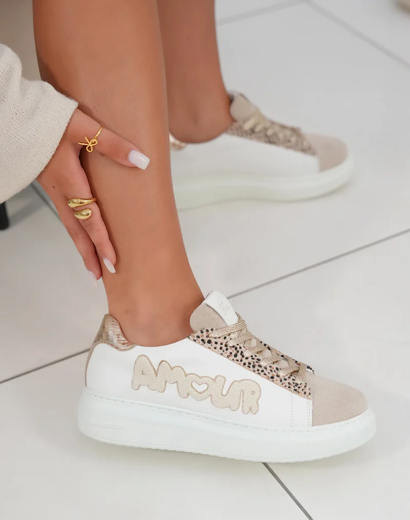 Basket femme blanche tendance avec inscription Amour et détails dorés
