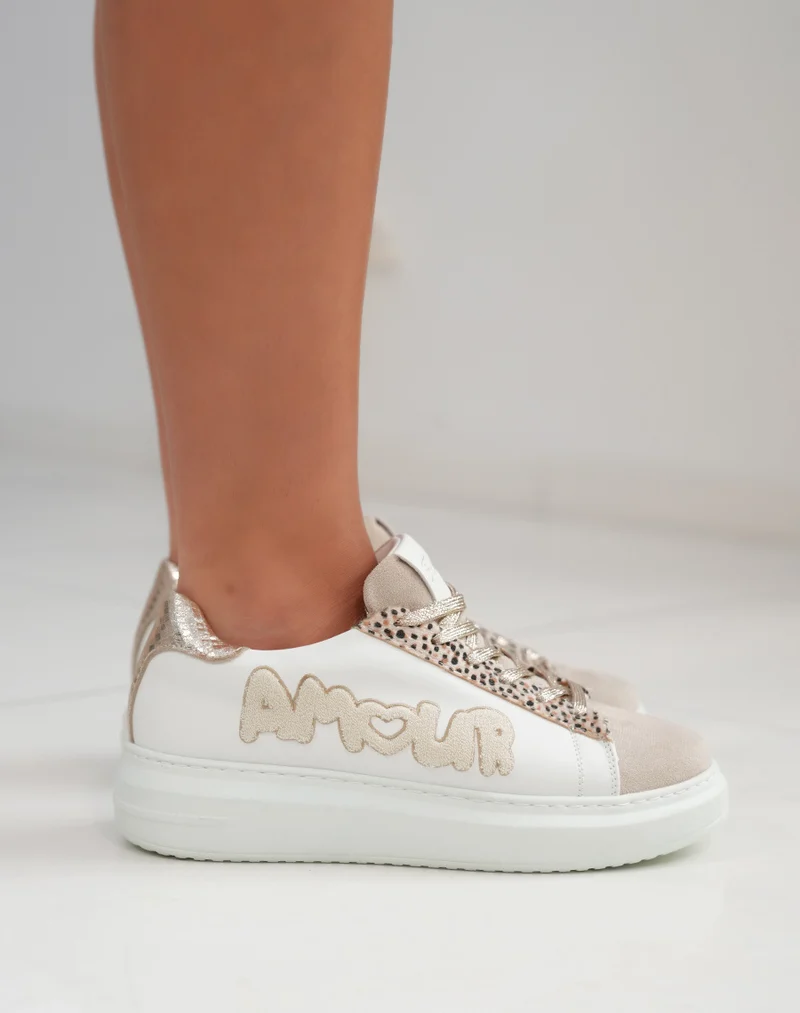 Basket femme blanche tendance avec inscription Amour et détails dorés