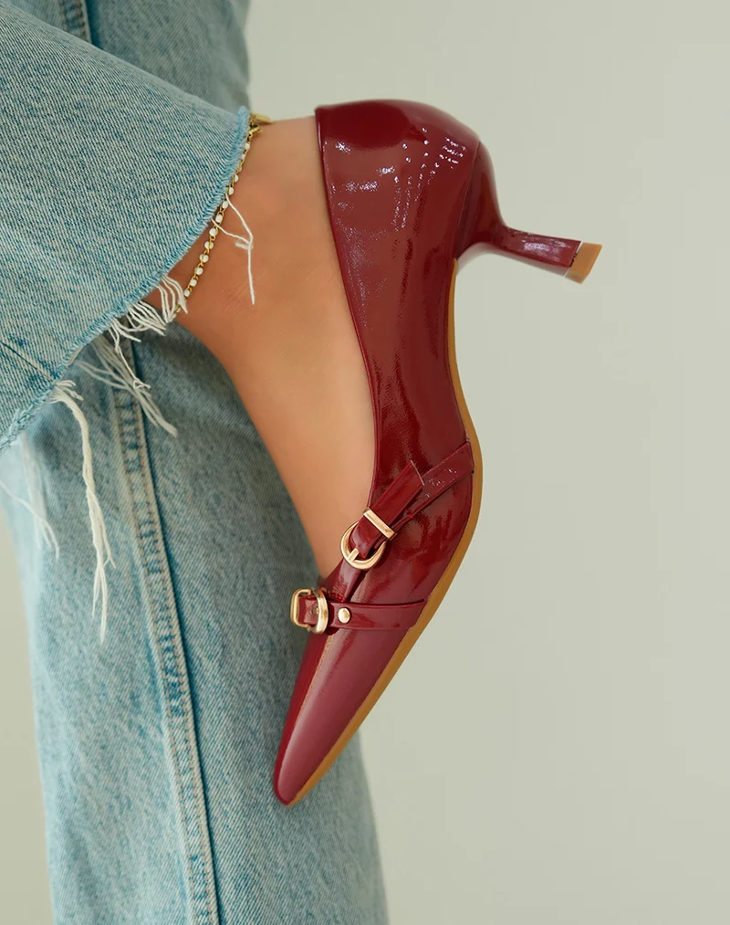 Escarpins bordeaux élégants avec talon biseauté et détails de boucles dorées