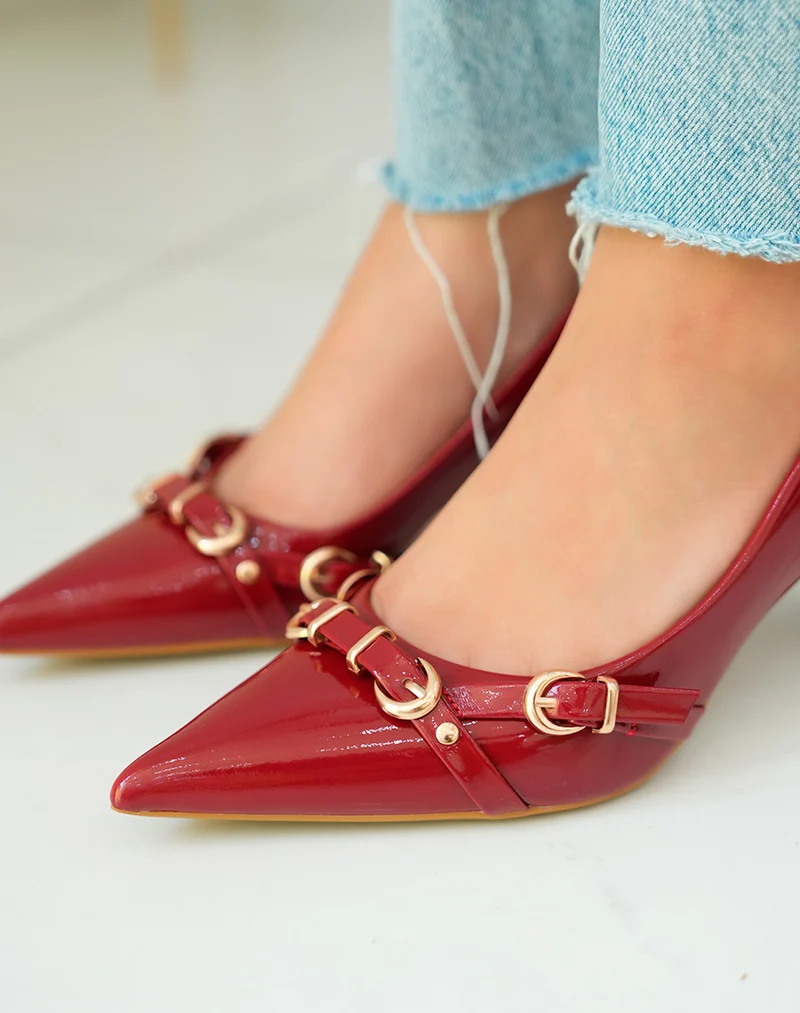 Escarpins bordeaux élégants avec talon biseauté et détails de boucles dorées