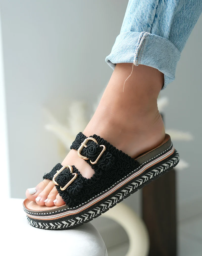 Mules Noires Brodées à Plateforme Aztèque – Tendance