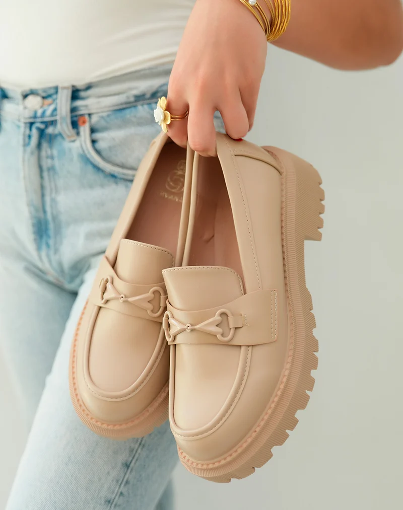 Mocassins beige foncé tendance avec coeur rouge et plateforme crantée