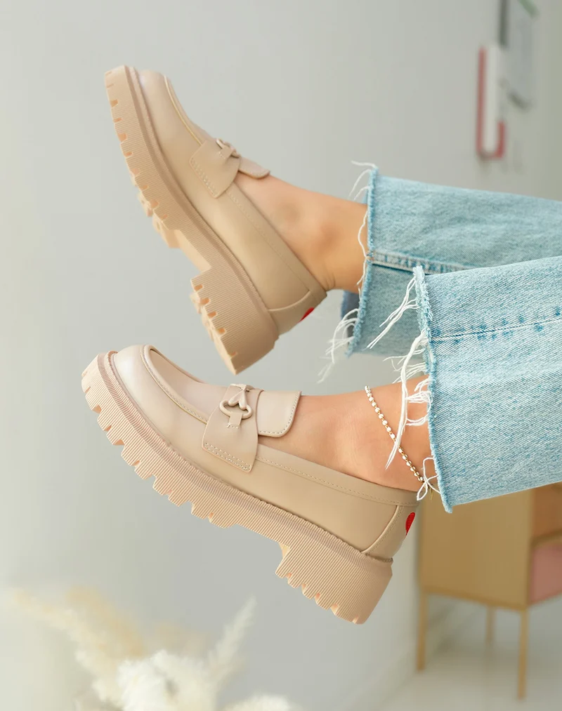 Mocassins beige foncé tendance avec coeur rouge et plateforme crantée